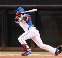 　７回、プロ初安打となる中前打を放つ進藤（撮影・中島達哉）