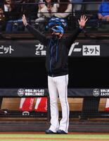 　７回、進藤がプロ初安打を放ち、ベンチから飛び出して喜ぶ新庄監督（撮影・中島達哉）