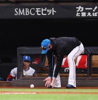 　７回、進藤のプロ初安打の記念球を回収する新庄監督（撮影・中島達哉）