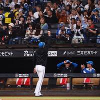 　７回、進藤のプロ初安打の記念球をスタンドのファンに掲げる新庄監督（撮影・中島達哉）