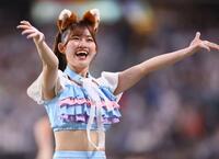 　期間限定衣装を着用してきつねダンスを踊るファイターズガールの工藤心優さん（撮影・中島達哉）