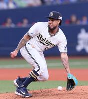 　６回、佐野の打球を好捕するエスピノーザ（撮影・立川洋一郎）