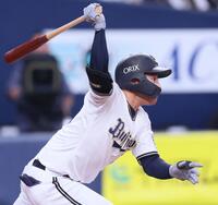 　７回、右前打を放つ来田（撮影・立川洋一郎）