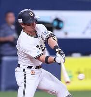 　１回、左前へ適時打を放つ頓宮（撮影・立川洋一郎）