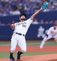 　１回、度会の打球を好捕するエスピノーザ（撮影・立川洋一郎）