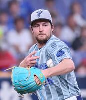 　６回、大城のバントで意表を突かれボールをお手玉するバウアー（撮影・立川洋一郎）