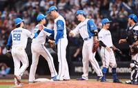 　ヤクルトに３連勝し、タッチを交わす日本ハムナイン（撮影・中島達哉）