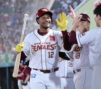 　８回、左中間ソロを放ちナインとタッチを交わすゴンザレス