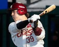 　７回、伊藤が左前に適時打を放つ