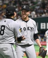 　９回裏に２番手で登板し、１イニングを無失点に抑えて笑顔でベンチに戻る大勢
