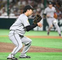 　７回、中村の打球を捕球する山崎