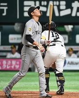 　５回、坂本が見逃し三振に倒れる