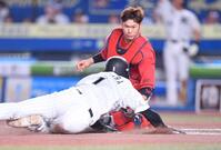 　７回塁、寺地のタイムリー内野安打で三塁から滑り込む藤原（手前）の生還を許す坂倉（撮影・開出牧）