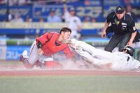 　７回、寺地のタイムリー内野安打で三塁から滑り込む藤原（右）の生還を許す坂倉（撮影・開出牧）
