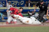 　７回、寺地の内野安打で生還する藤原。捕手・坂倉