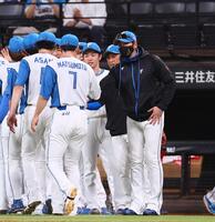 　ヤクルトに３連勝し、ナインを迎える新庄監督（右）＝撮影・中島達哉