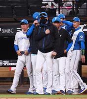 　試合後、ヤクルトベンチに向かってジェスチャーする新庄監督（中央）＝撮影・中島達哉