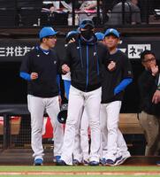 　試合後、ヤクルトベンチに向かってポーズをとる新庄監督（中央）＝撮影・中島達哉