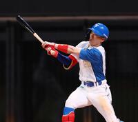 　７回、２点適時三塁打を放つ五十幡（撮影・中島達哉）