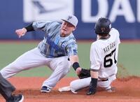 　４回、二盗を成功させる中川。左は二塁手・牧（撮影・立川洋一郎）
