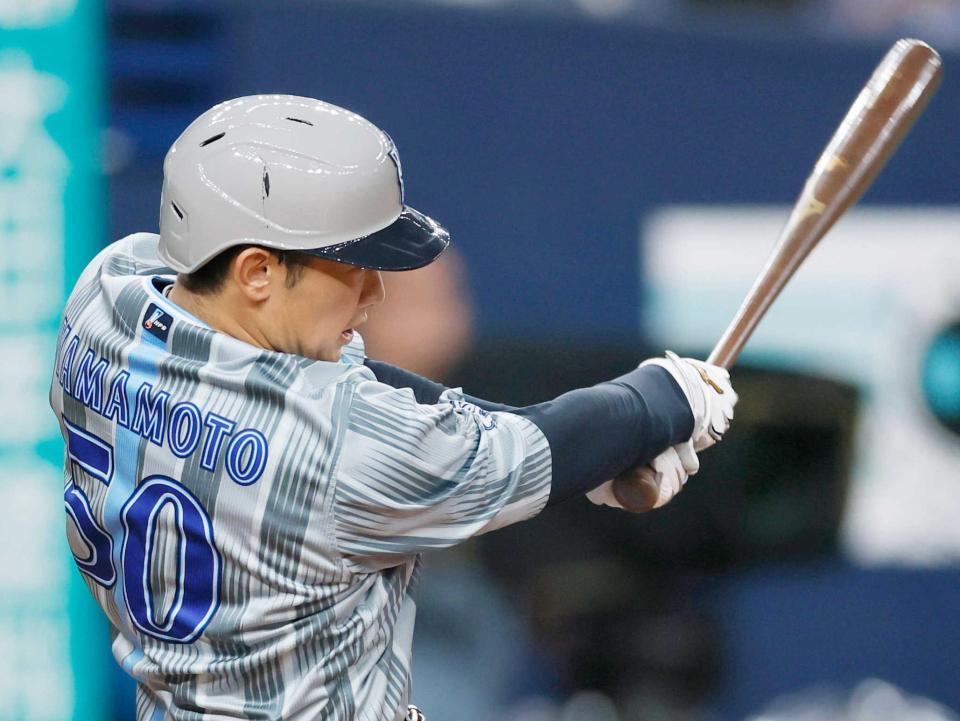 　３回、先制二塁打を放つ山本