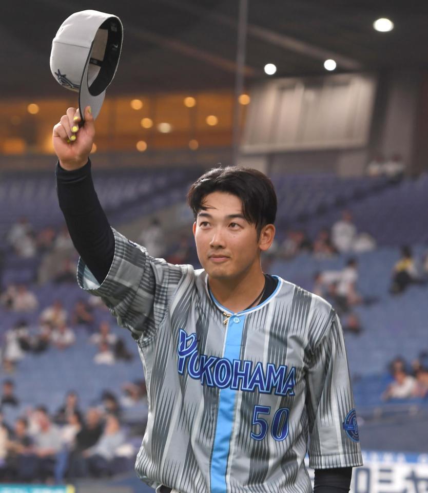 　ファンの声援に応える山本（撮影・飯室逸平）