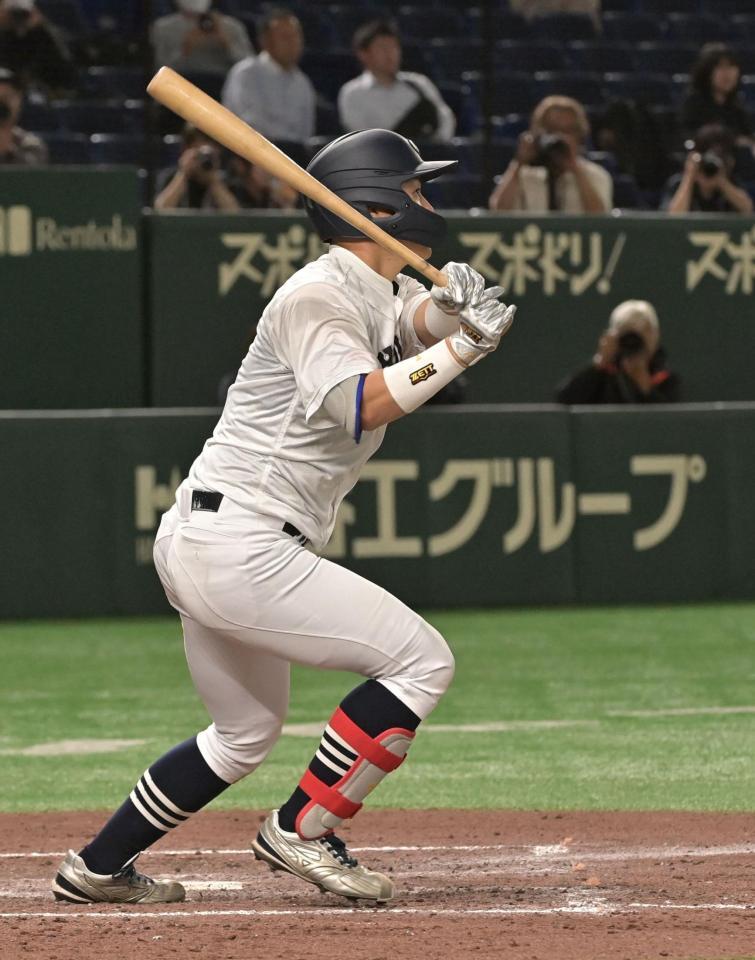 　５回、中越え適時三塁打を放つ秋山俊（撮影・持木克友）