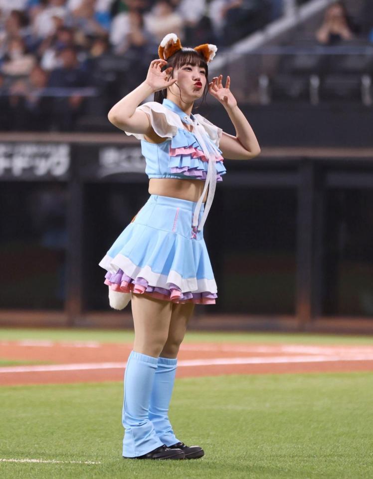 　期間限定衣装を着用してきつねダンスを踊るファイターズガールの中桐衣麻さん＝１０日、エスコンフィールド北海道