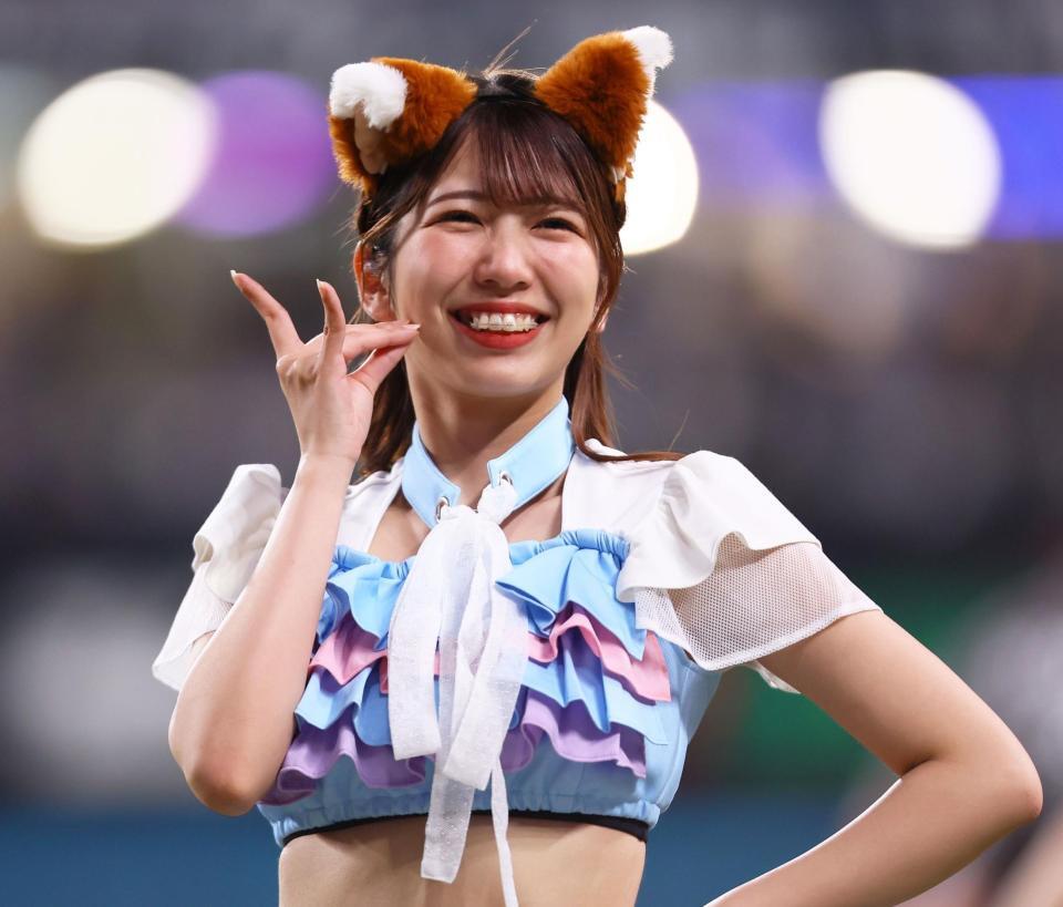 　期間限定衣装を着用してきつねダンスを踊るファイターズガールの高野実さん＝１０日、エスコンフィールド北海道