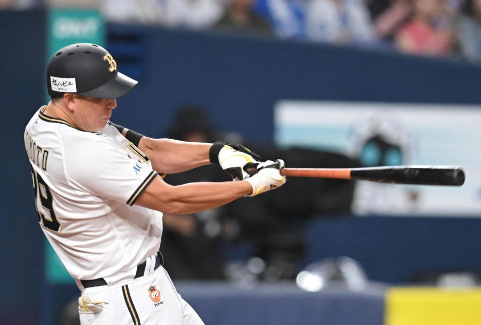 　５回、先制ソロを放つ杉本＝１０日