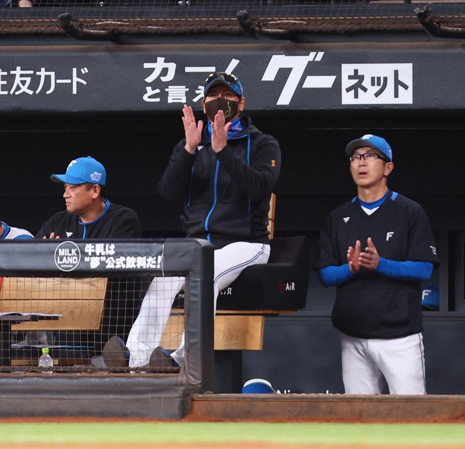 　試合前、プレーボールキッズの言葉に拍手を送る新庄監督（中央）＝撮影・中島達哉