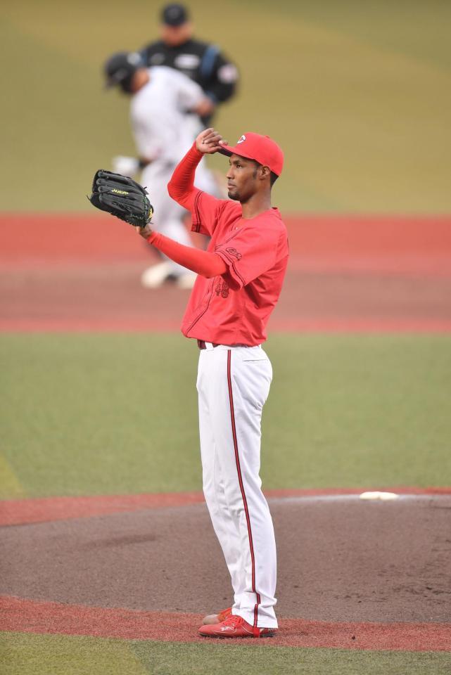 　１回、池田（後方）に先制の左越えソロを打たれたアドゥワ（撮影・開出牧）