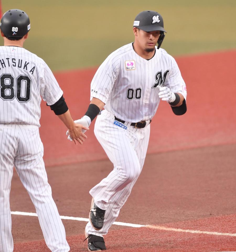 　１回、先制の左越えソロを放ちホームへ向かう池田（右）＝撮影・開出牧