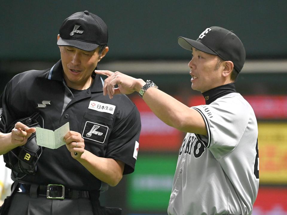 　３回表終了後、選手交代を告げる阿部監督