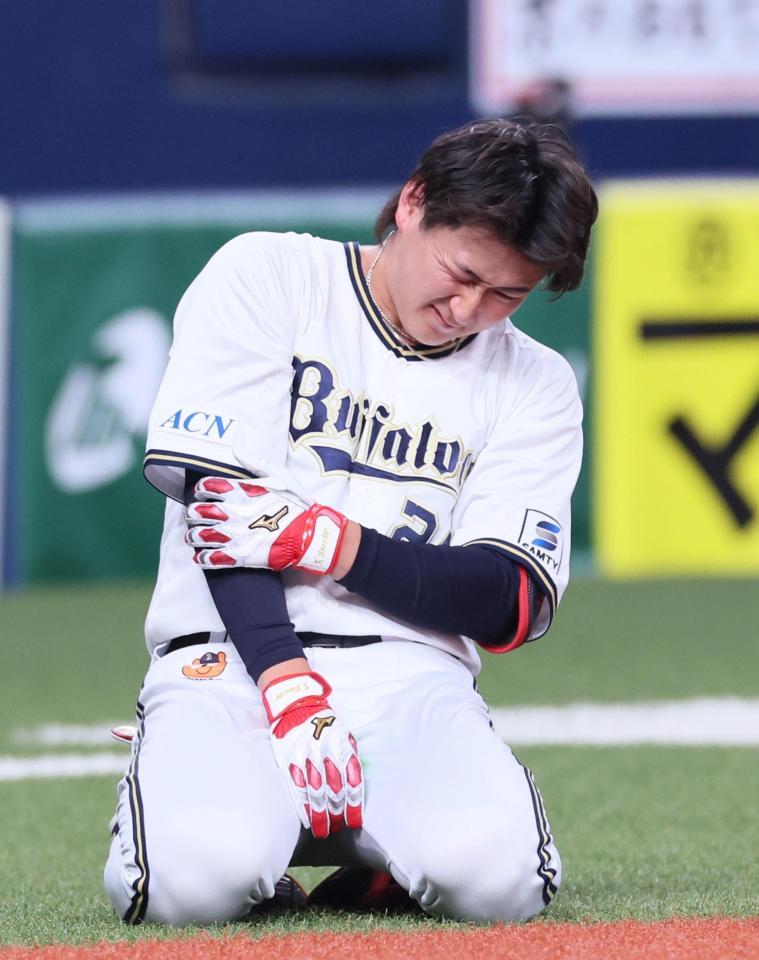 　１回、死球を受け苦悶（くもん）の表情を見せる紅林（撮影・立川洋一郎）