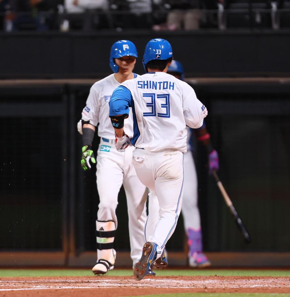 　３回、一走・五十幡が挟まれる間に生還する三走・進藤（撮影・中島達哉）