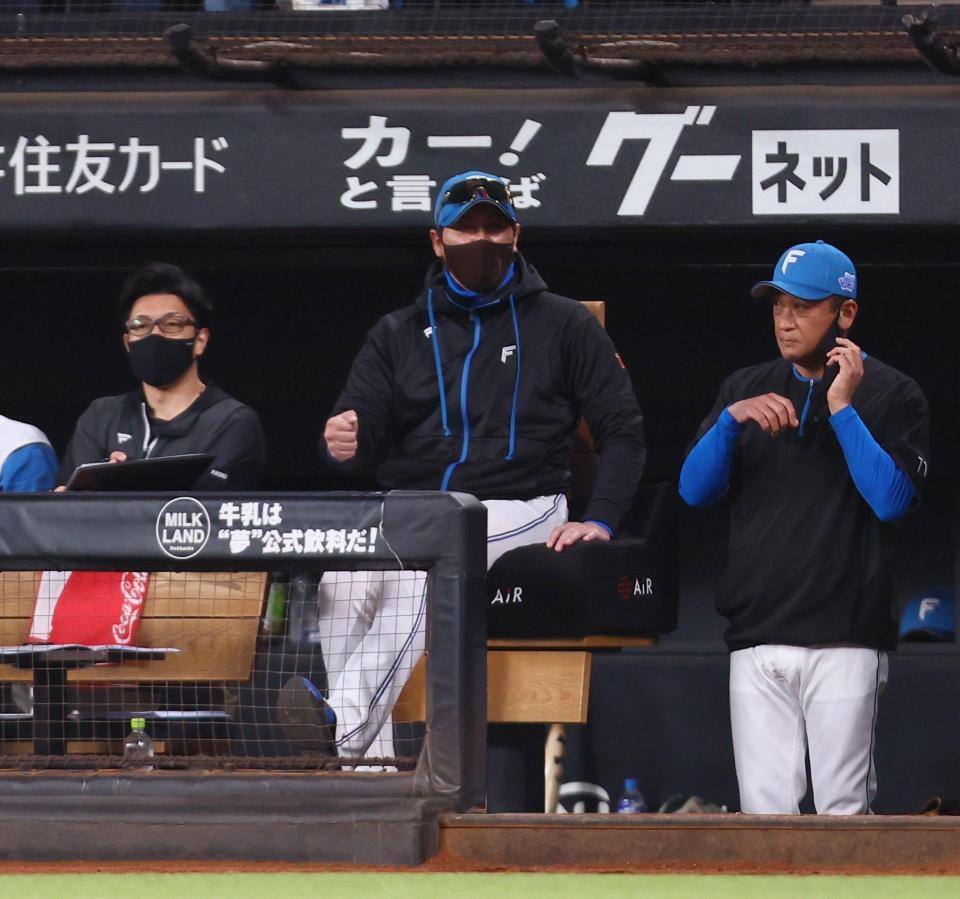 　３回、一走・五十幡が挟まれる間に三走・進藤が生還し、ガッツポーズをする新庄監督（中央）＝撮影・中島達哉