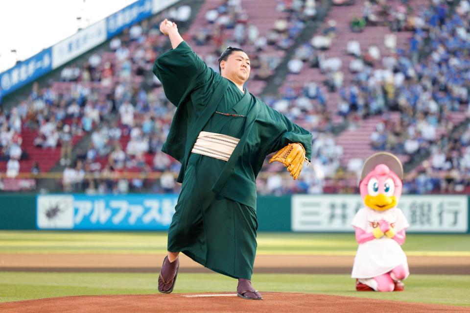 　始球式を務めた時疾風（楽天野球団提供）