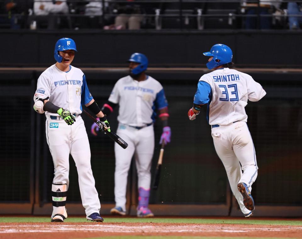 　３回、一走・五十幡が盗塁をしかけ、挟まれる間に生還した三走・進藤（右）＝撮影・中島達哉