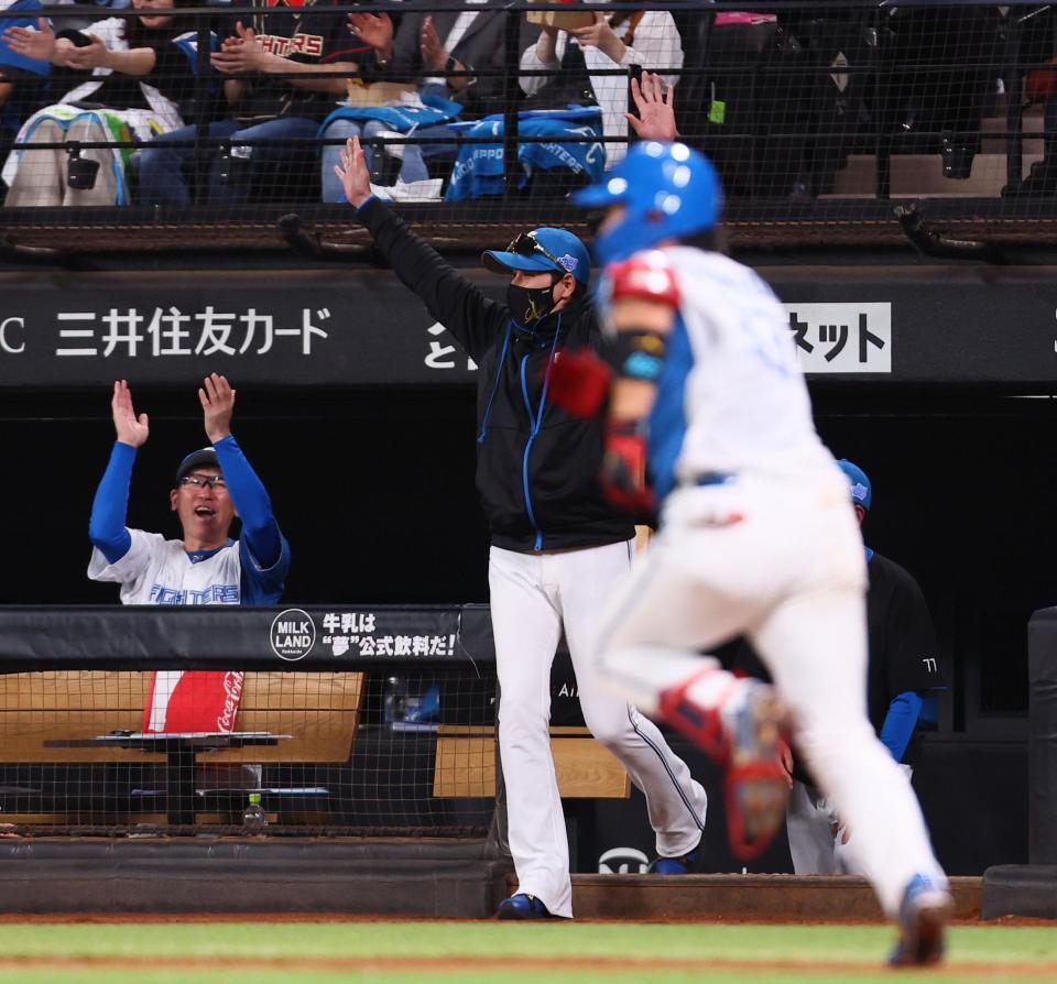 　７回、進藤（手前）がプロ初安打を放ち、ベンチから飛び出す新庄監督（中央）＝撮影・中島達哉