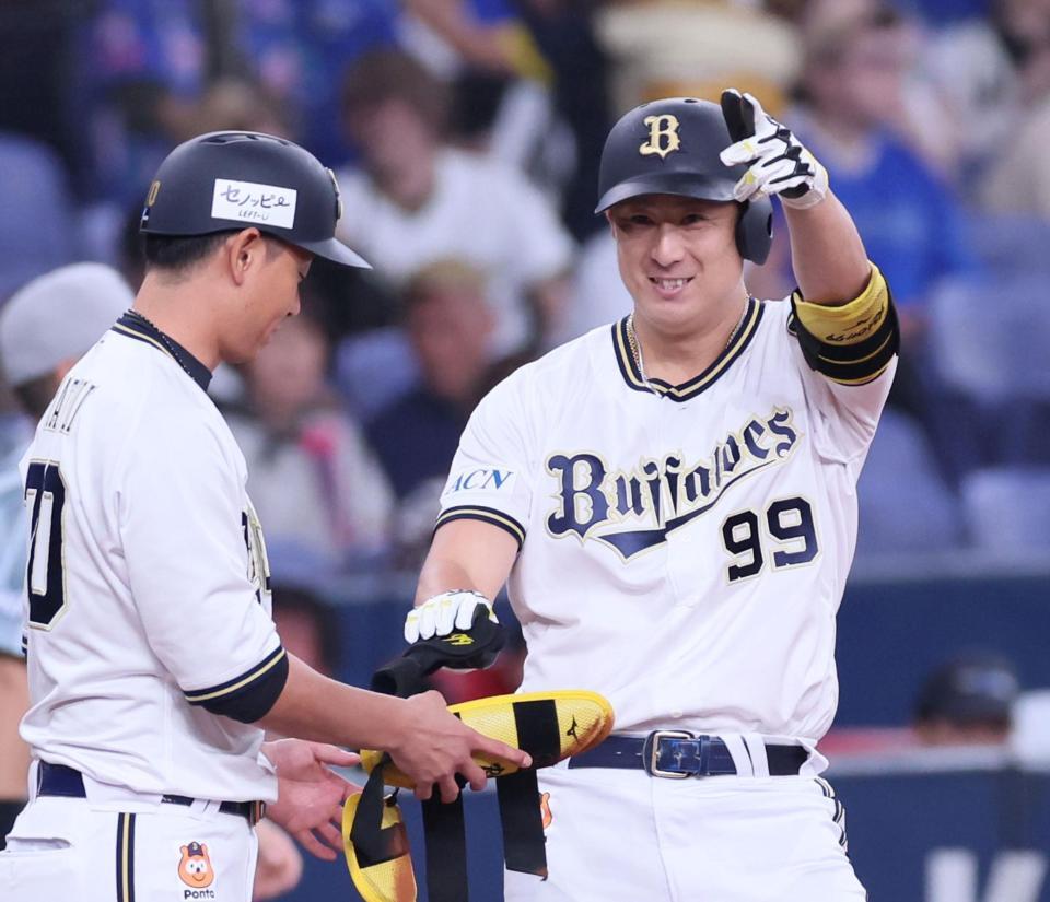 　１回、先制の適時三塁打を放ちベンチへポーズを見せる杉本（撮影・立川洋一郎）