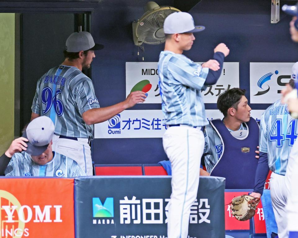 　１回裏に２点を先制され、ベンチへ戻り松尾（右）に詰め寄るバウアー（９６）＝撮影・立川洋一郎