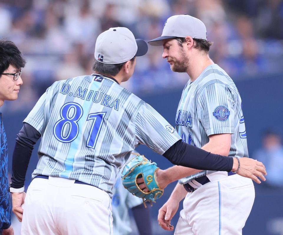 　６回、ディアスに適時内野安打を打たれて三浦監督（８１）から降板を告げられ、肩を落とすバウアー（撮影・立川洋一郎）