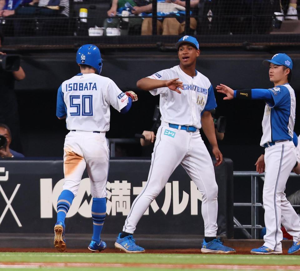 　３回、二盗をしかけた五十幡（左）を迎える万波（中央）ら（撮影・中島達哉）