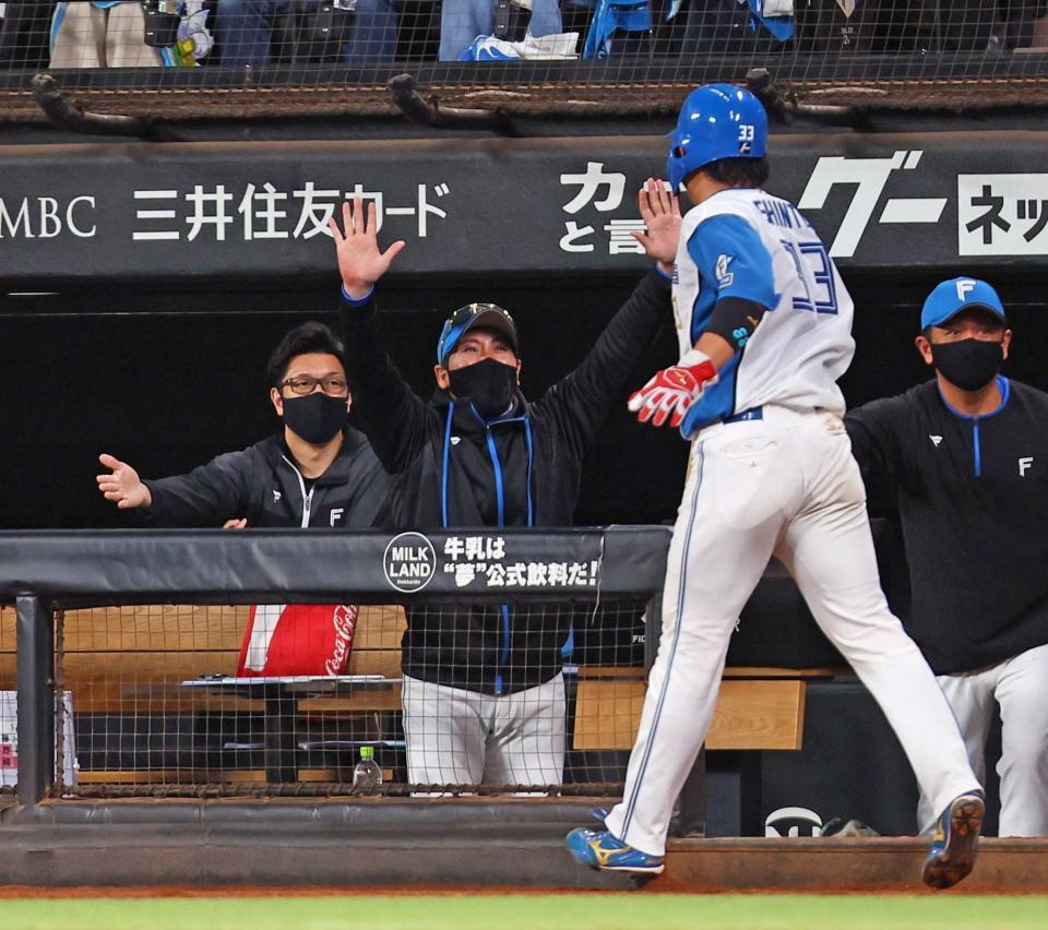 　７回、五十幡の適時三塁打で生還した進藤（右から２人目）を迎える新庄監督（中央）＝撮影・中島達哉