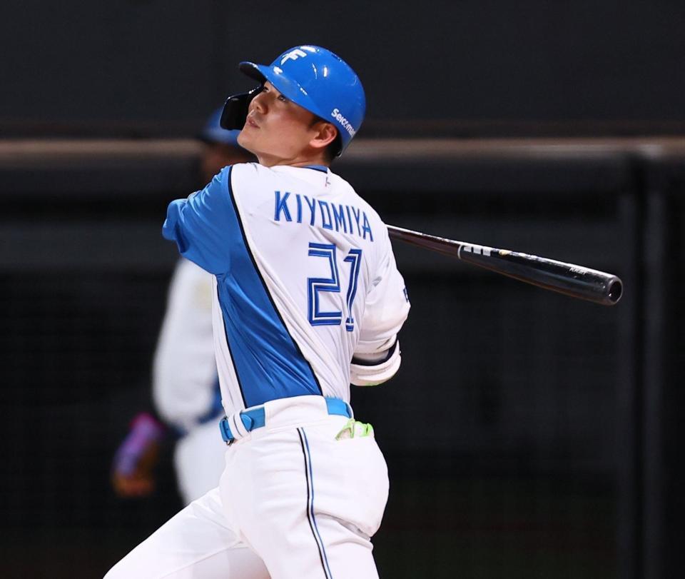 　１回、同点犠飛を放つ清宮幸（撮影・中島達哉）