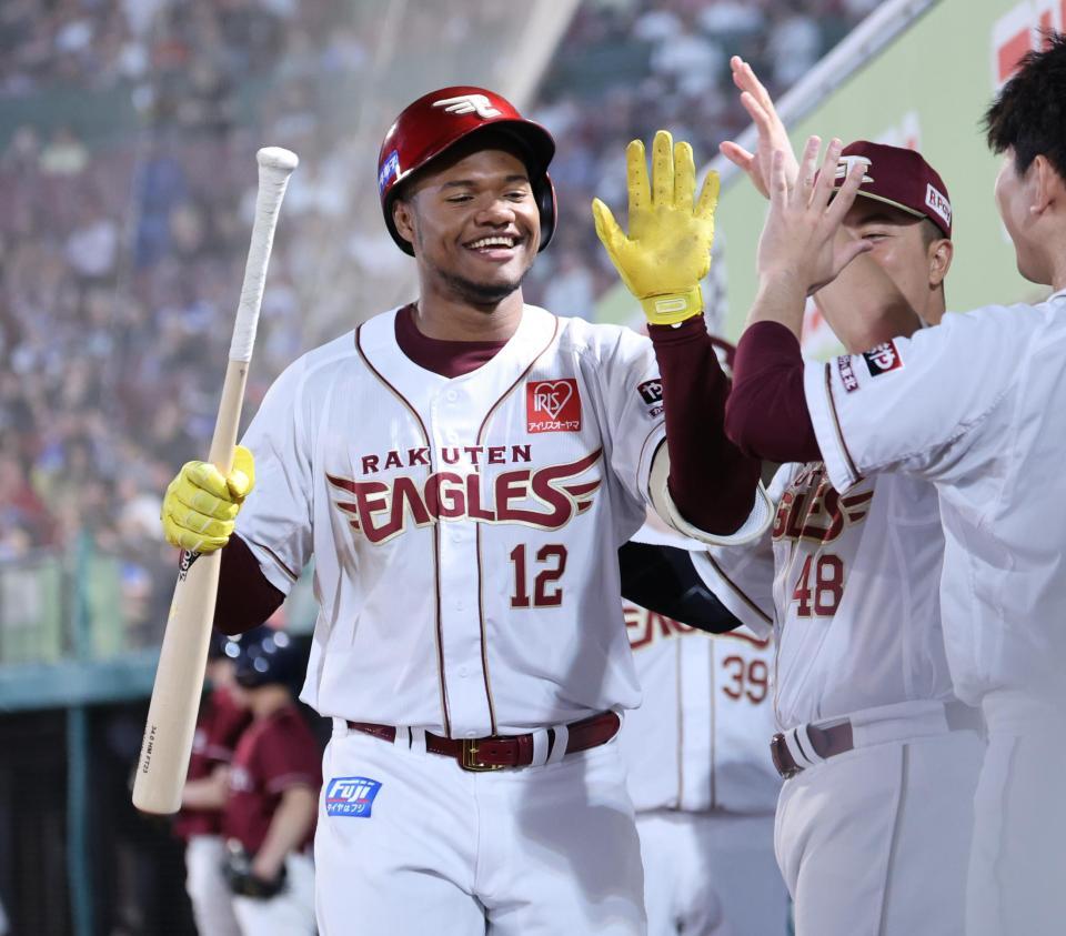 　８回、左中間ソロを放ちナインとタッチを交わすゴンザレス