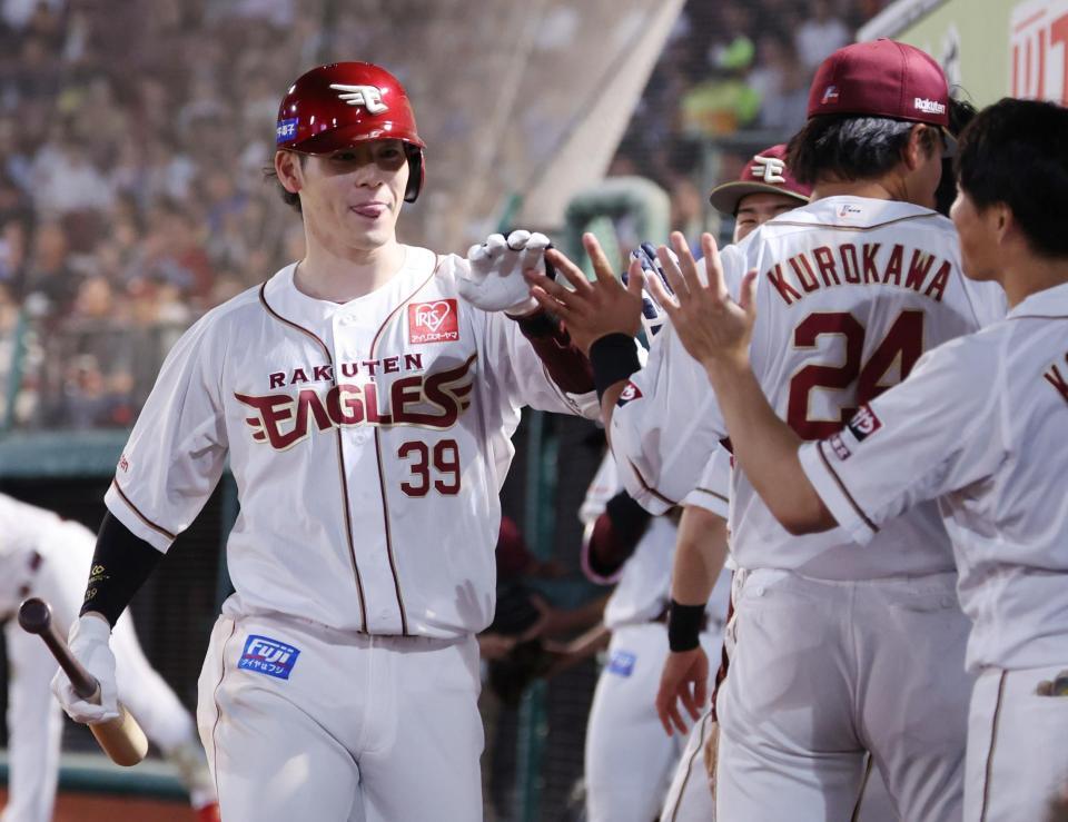 　６回、ソロを放ちナインとタッチを交わす伊藤