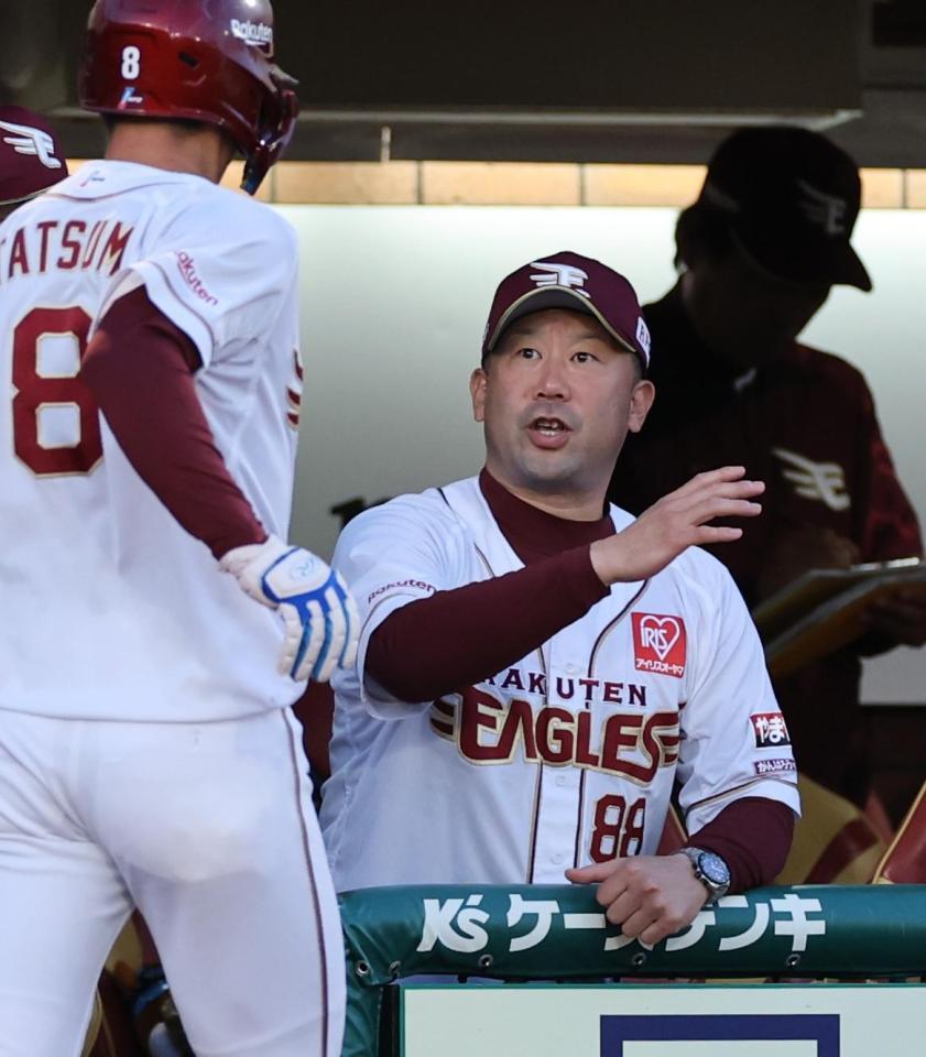 　３回、生還した辰己を迎える三木監督