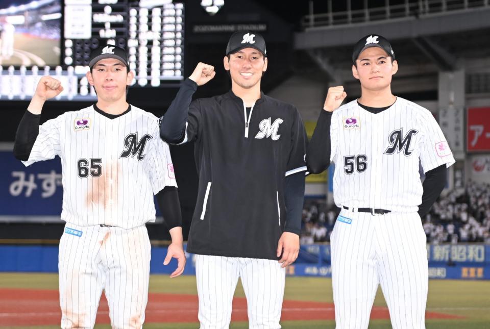 　今季２勝目を挙げガッツポーズを決める高野（中央）。左は勝ち越しの内野安打を放った寺地、右はプロ初セーブを挙げた中森（撮影・開出牧）